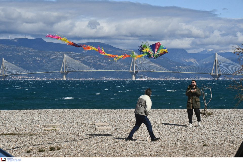 Πέταγμα του χαρταετού με φόντο τη γέφυρα Ρίου-Αντιρρίου/Intime