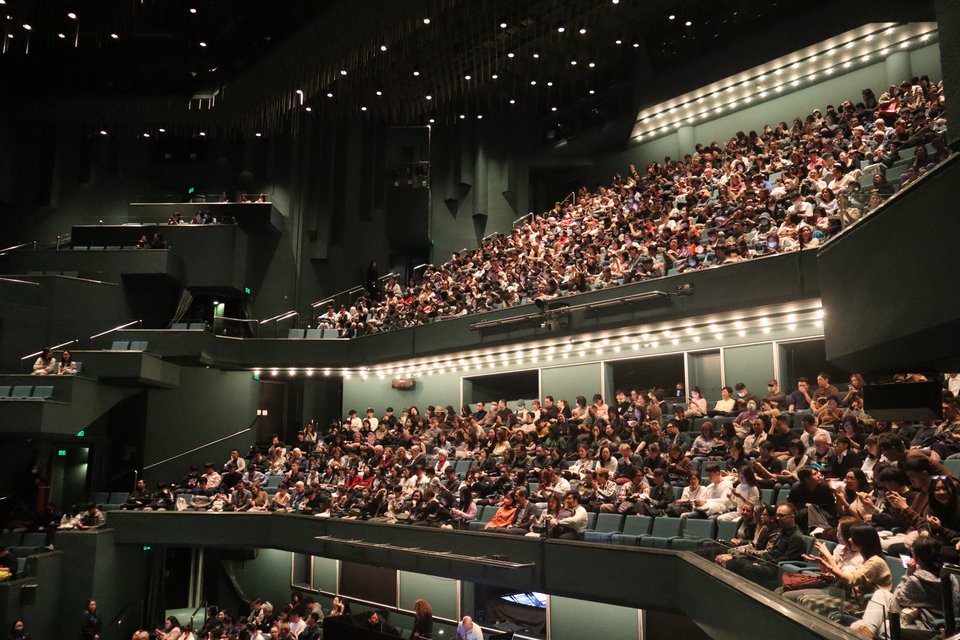 Το κατάμεστο Lyric Theatre
