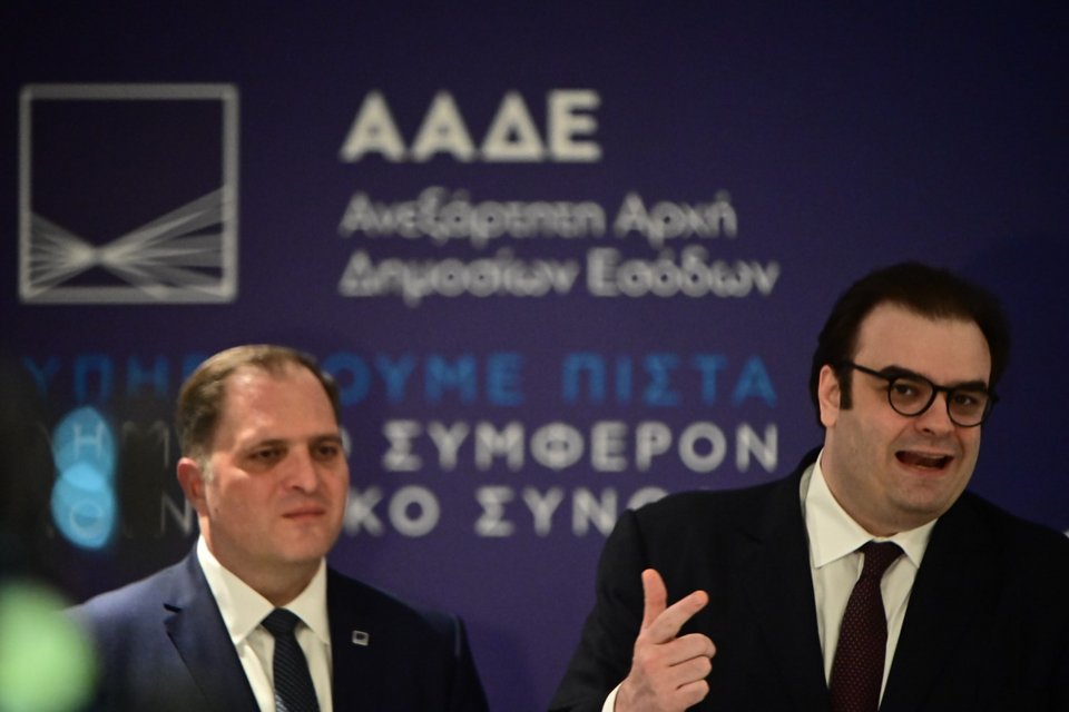 Ο Κυριάκος Πιερρακάκης (δεξιά) και ο Γιώργος Πιτσιλής στο κτίριο της ΑΑΔΕ/Eurokinissi
