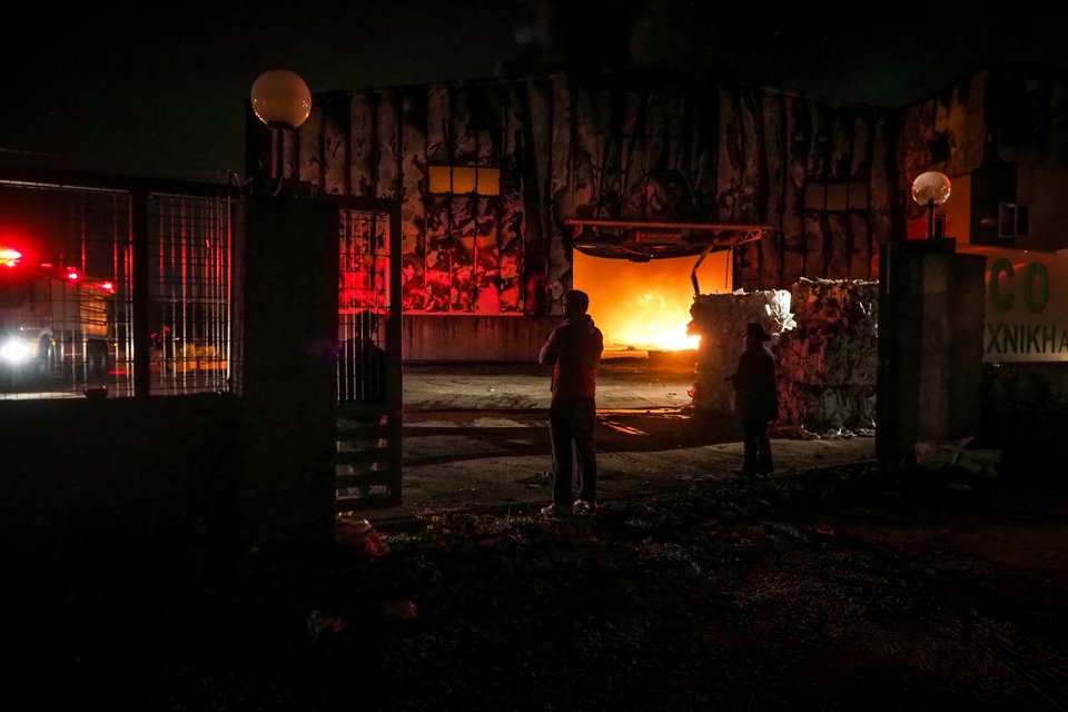 Φωτιά σε εργοστάσιο στη Ριτσώνα / Φωτογραφία: Eurokinissi
