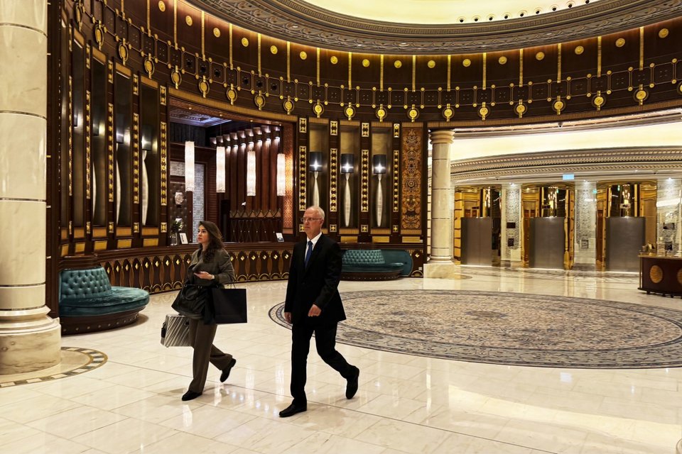 Ο Κίριλ Ντιμιτρίεφ, επικεφαλής του Russian Direct Investment Fund με μία συνεργάτιδά του στο ξενοδοχείο Ritz-Carlton του Ριάντ/AP