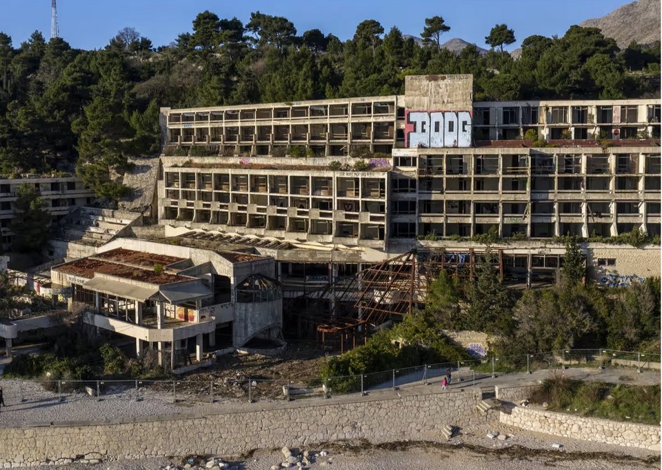 Τα τελευταία χρόνια τα ερείπια του Kupari έχουν προσελκύσει λάτρεις της περιπέτειας από όλο τον κόσμο / WIKIPEDIA