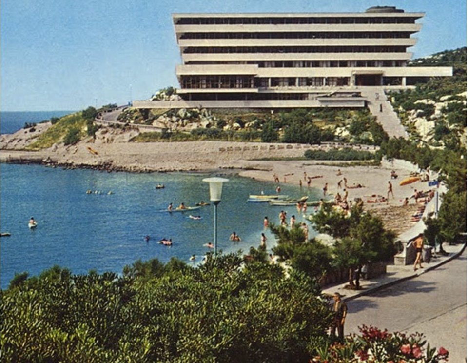 Τη δεκαετία του 1960, ο Γιόσιπ «Τίτο» Μπροζ διέταξε την κατασκευή ενός τεράστιου συγκροτήματος διακοπών αποκλειστικά για τα μέλη του γιουγκοσλαβικού στρατού / WIKIPEDIA