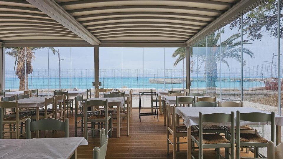 Θέα από τα εξωτερικά τραπέζια της ταβέρνας Λιμανάκι στο Λουτράκι/ Φωτογραφία: facebook