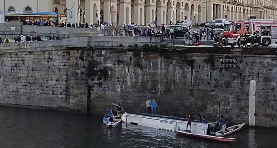 Το μισοβυθισμένο τουριστικό λεωφορείο στα νερά του Πάδου στο Τορίνο