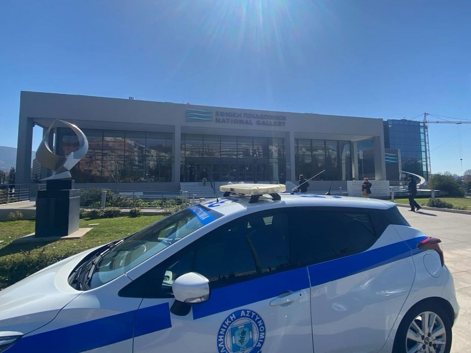 Περιπολικό έξω από την Εθνική Πινακοθήκη