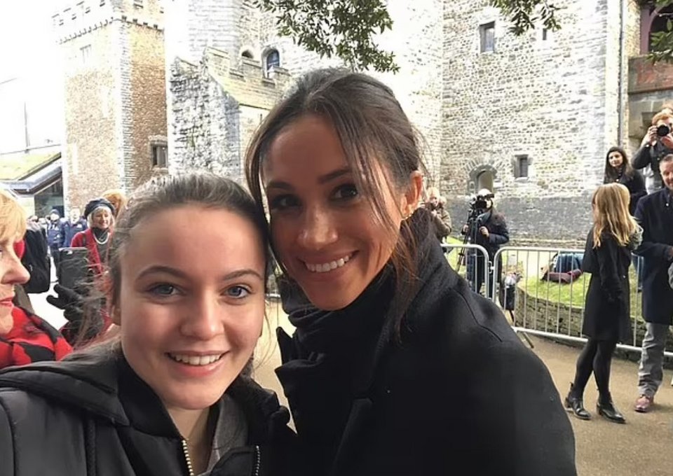 Η μαθήτρια Amy Thomas ζήτησε από τη Meghan μια selfie, αλλά έδωσε τη φωτογραφική μηχανή στη μαμά της Michelle που τράβηξε τη φωτογραφία στο Κάρντιφ το 2018