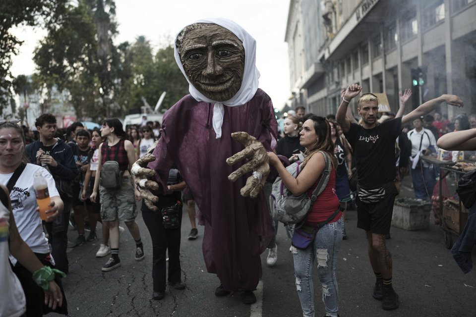 Οι διαδηλωτές κουβαλούν μια κούκλα που απεικονίζει μια μητέρα της Plaza de Mayo κατά τη διάρκεια μιας πορείας για την επέτειο του στρατιωτικού πραξικοπήματος της Αργεντινής το 1976, στο Μπουένος Άιρες της Αργεντινής / Φωτογραφία AP Photo/Rodrigo Abd