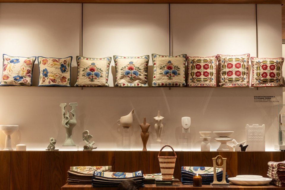 Για πρώτη φορά το Cycladic Shop φέρνει στο φως την πολύτιμη συλλογη αριστουργημάτων ελληνικής οικοτεχνίας του Ε.Κ.Κ.Α. που από το 2010 παραμένει αδιάθετη στο κοινό