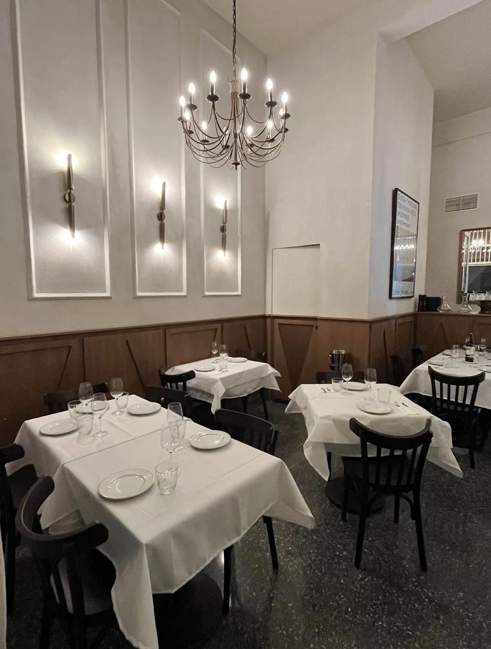 Η σάλα της νέας ταβέρνας «Δώδεκα Πιάτα» στο Κουκάκι