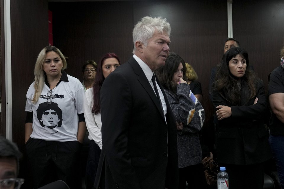 Η Veronica Ojeda, πρώην σύντροφος του Ντιέγκο Μαραντόνα, μαζί με τις κόρες του, Jana, Dalma και Yanina Μαραντόνα, στο δικαστήριο την πρώτη ημέρα της δίκης για την φερόμενη ανθρωποκτονία εξ αμελείας κατά της ιατρικής ομάδας που φρόντιζε τον Μαραντόνα