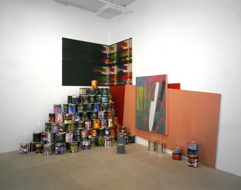 Guyton/Walker Untitled, 2008 Εκτύπωση inkjet και μεταξοτυπία σε καμβά, εκτύπωση inkjet σε γυψοσανίδα, δοχεία μπογιάς, και εκτυπώσεις inkjet. Διαστάσεις μεταβλητές. Παραχώρηση Greene Naftali Gallery, Νέα Υόρκη