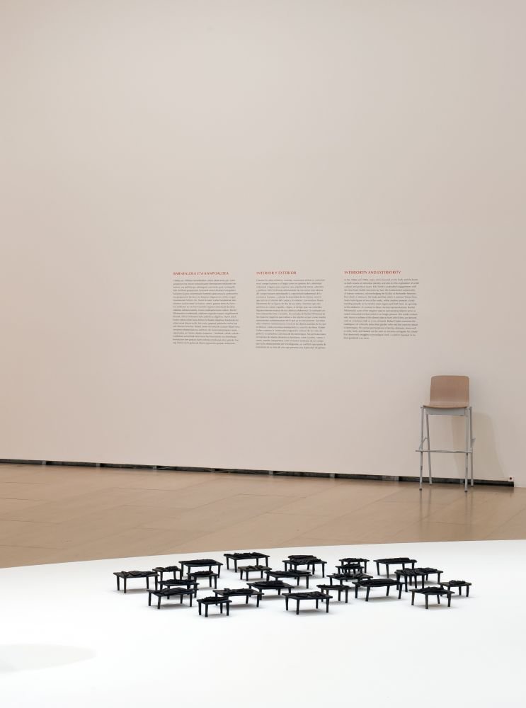 Kiki Smith Field Operation, 1994 25 τραπέζια από μπρούντζο σιλικόνης και 61 στοιχεία λεμφικού συστήματος από φωσφορικό μπρούντζο / Διαστάσεις μεταβλητές © Kiki SmithΆποψη εγκατάστασης: The Luminous Interval, Guggenheim Museum Bilbao, Απρίλιος-Σεπτέμβριος 2011Φωτογραφία: Erika Ede