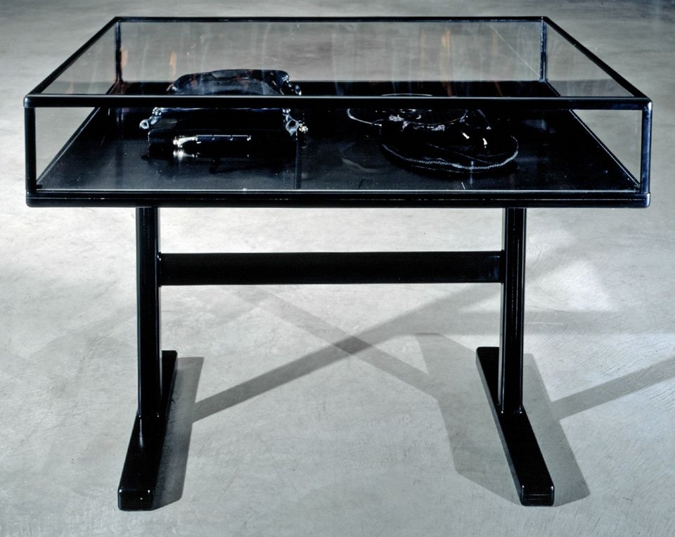 Matthew Barney Cremaster 5, 1997 Φιλμ 35 mm, laser disk, πολυεστέρας, ακρυλικό, βελούδο και ασήμι 91,4 x 121,9 x 94 εκ. Έγχρωμο φιλμ 35 mm με ήχο (54 λ. και 30 δλ.) © Matthew Barney Παραχώρηση του καλλιτέχνη και Gladstone Gallery, Νέα Υόρκη, Βρυξέλλες και Σεούλ