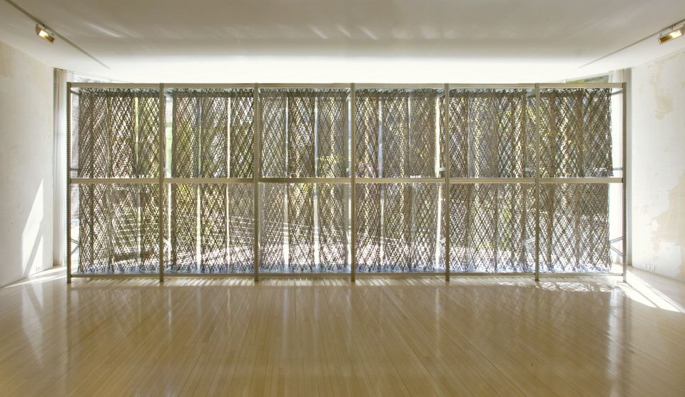 Kendell Geers Akropolis Now, 2004 Αγκαθωτό πλέγμα και μεταλλικά ράφια 300 x 900 x 50 εκ. Παραχώρηση του καλλιτέχνη και Stephen Friedman Gallery, Λονδίνο / Άποψη εγκατάστασης: Kendell Geers: In the Flesh, Salon 94, New York, March 28-May 12, 2004