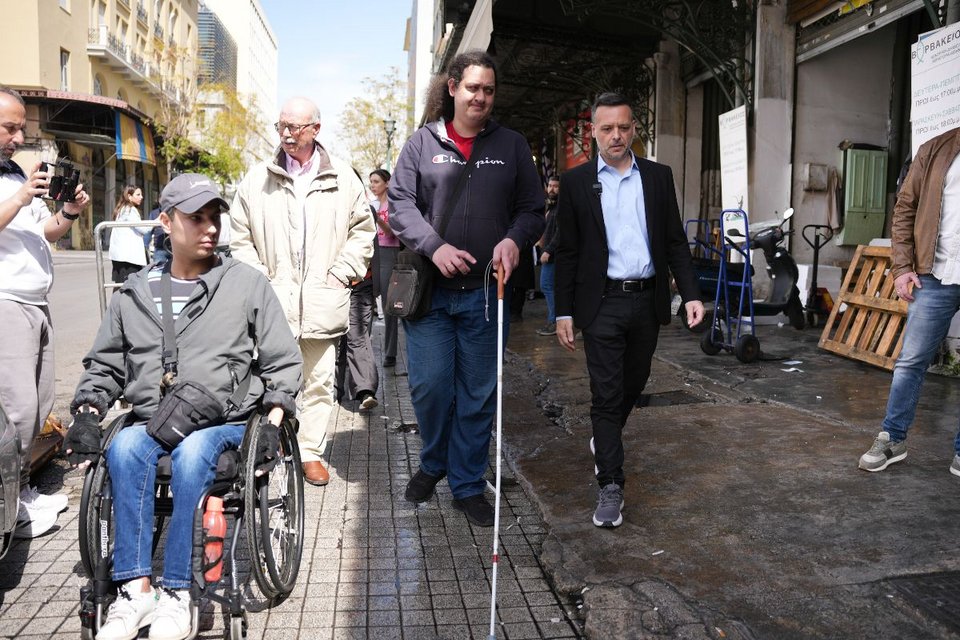 «Μαζί με τον Κωνσταντίνο και τον Χρήστο, δυο άτομα από την αναπηρική κοινότητα, περπατήσαμε στο κέντρο της πόλης» λέει ο Χάρης Δούκας