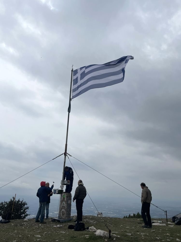 Μετά την έπαρση της νέας σημαίας όλοι όσοι βρέθηκαν στο σημείο έψαλαν τον Εθνικό Ύμνο