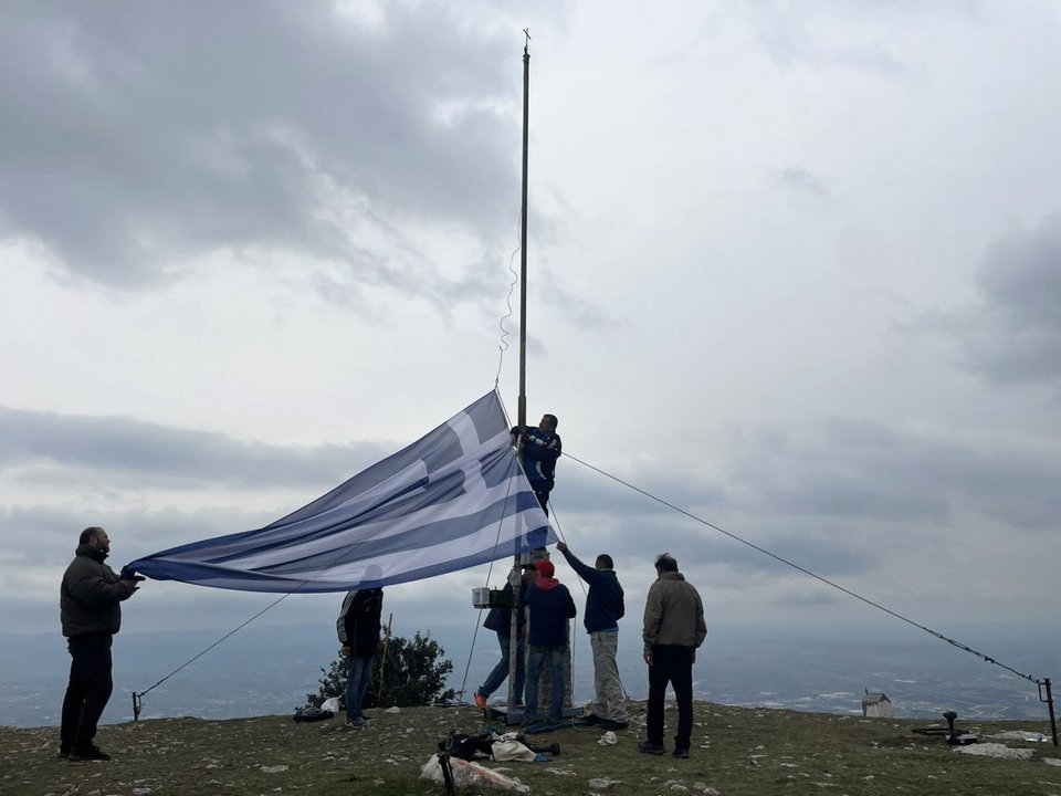 Εθελοντές τοποθέτησαν καινούργια Ελληνική σημαία στο Αυγό