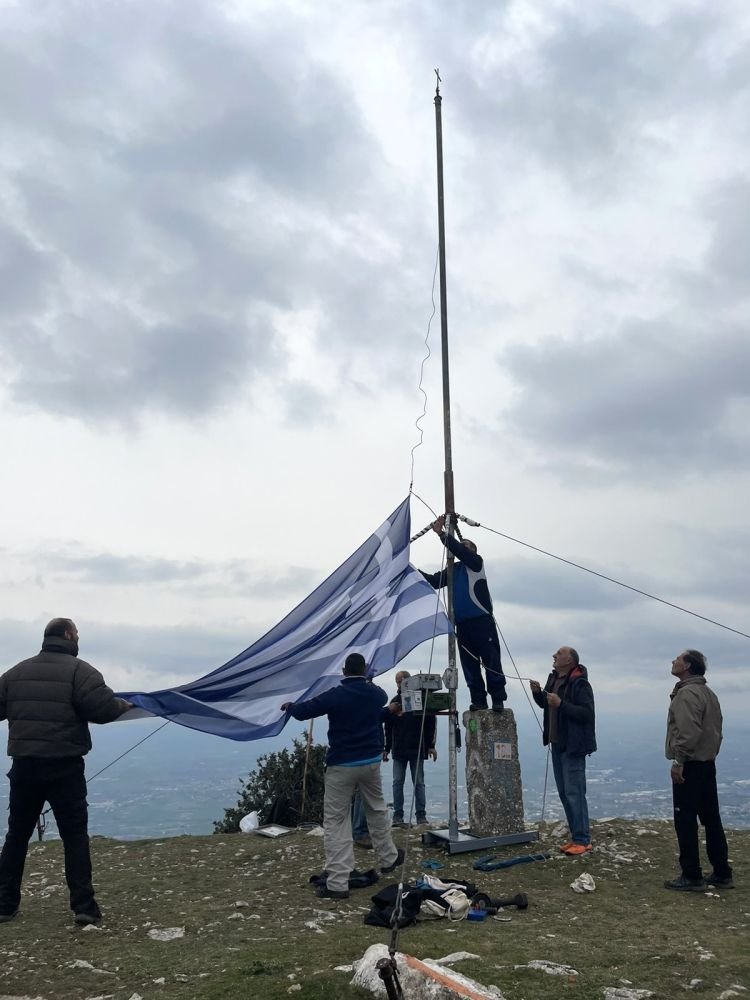 Οι «Φίλοι της Σημαίας Ξάνθης» το πρωί της Κυριακής πραγματοποίησαν πεζοπορική εκδρομή στο ύψωμα Αυγό που δεσπόζει σε ύψος 650 μέτρων για την επισκευή του ιστού της ελληνικής σημαίας