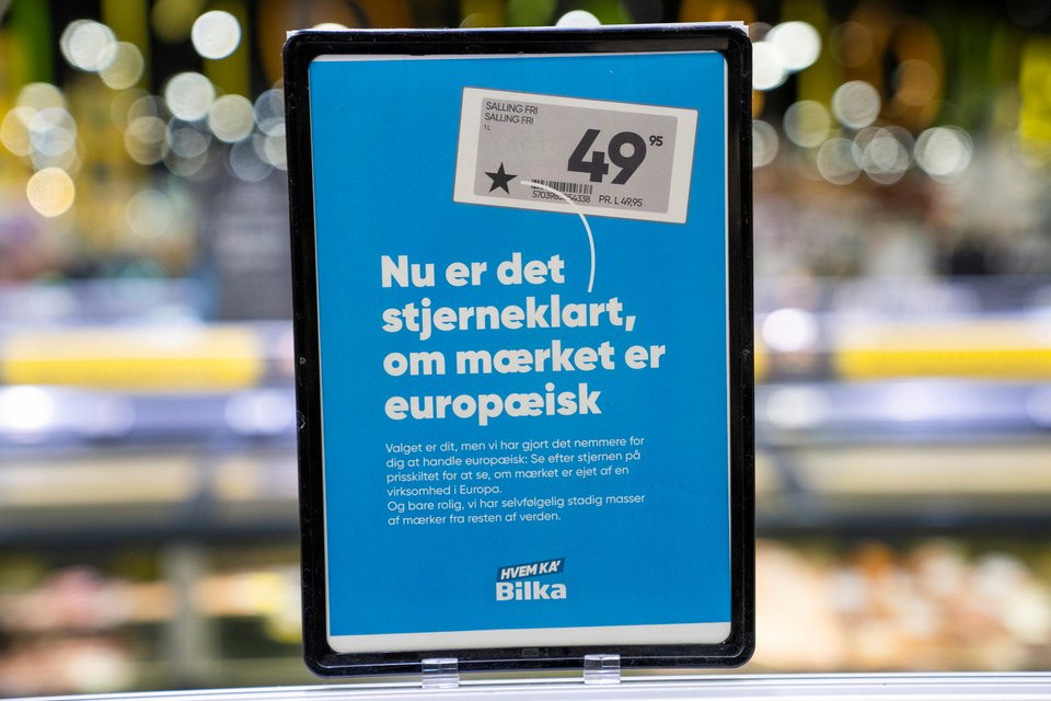 Μια πινακίδα στο σούπερ μάρκετ Bilka στο Randers της Δανίας γράφει: «Τώρα είναι ξεκάθαρο αν η ετικέτα είναι ευρωπαϊκή. Η επιλογή είναι δική σας, αλλά σας διευκολύνουμε να ψωνίζετε ευρωπαϊκά: Αναζητήστε το αστέρι στην ετικέτα τιμής για να δείτε αν η ετικέτα ανήκει σε εταιρεία στην Ευρώπη. Και μην ανησυχείτε, εξακολουθούμε να έχουμε πολλές ετικέτες από τον υπόλοιπο κόσμο'».