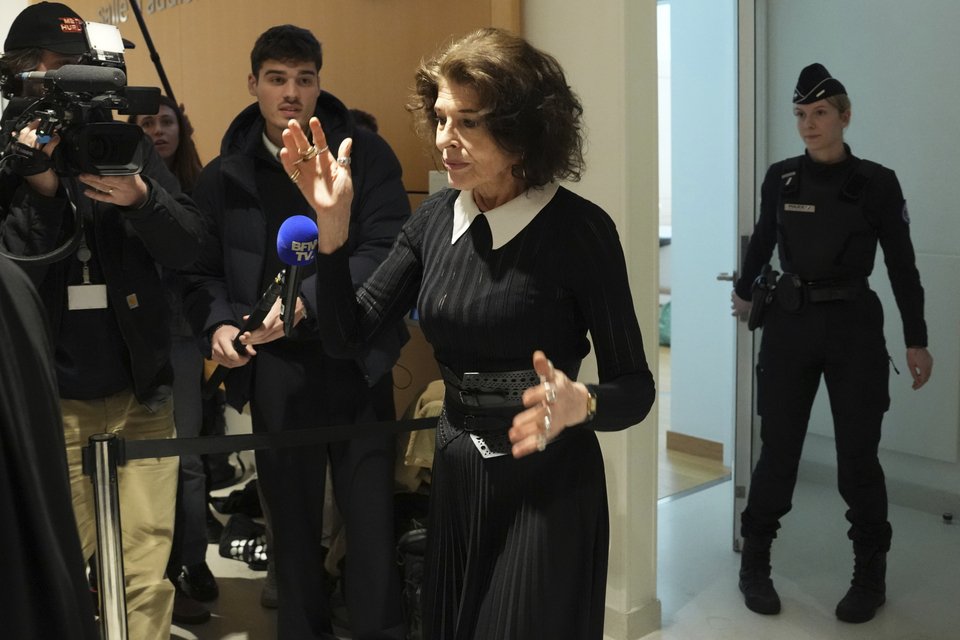 Η Φανί Αρντάν μπροστά σε δημοσιογράφους, στο δικαστήριο / Φωτογραφία: AP