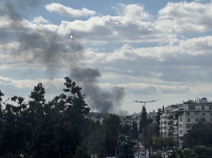 Ορατοί στο κέντρο της Αθήνας οι καπνοί από τη φωτιά στον Ταύρο /Φωτογραφία: iefimerida