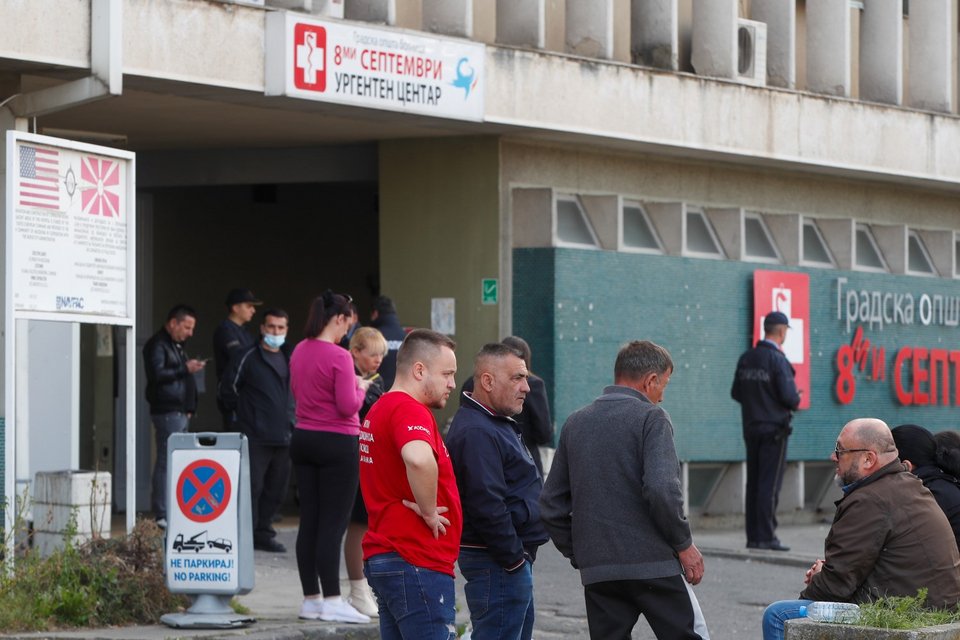 Πλήθος κόσμου έξω από νοσοκομείο της Βόρειας Μακεδονίας όπου μεταφέρθηκαν οι τραυματίες