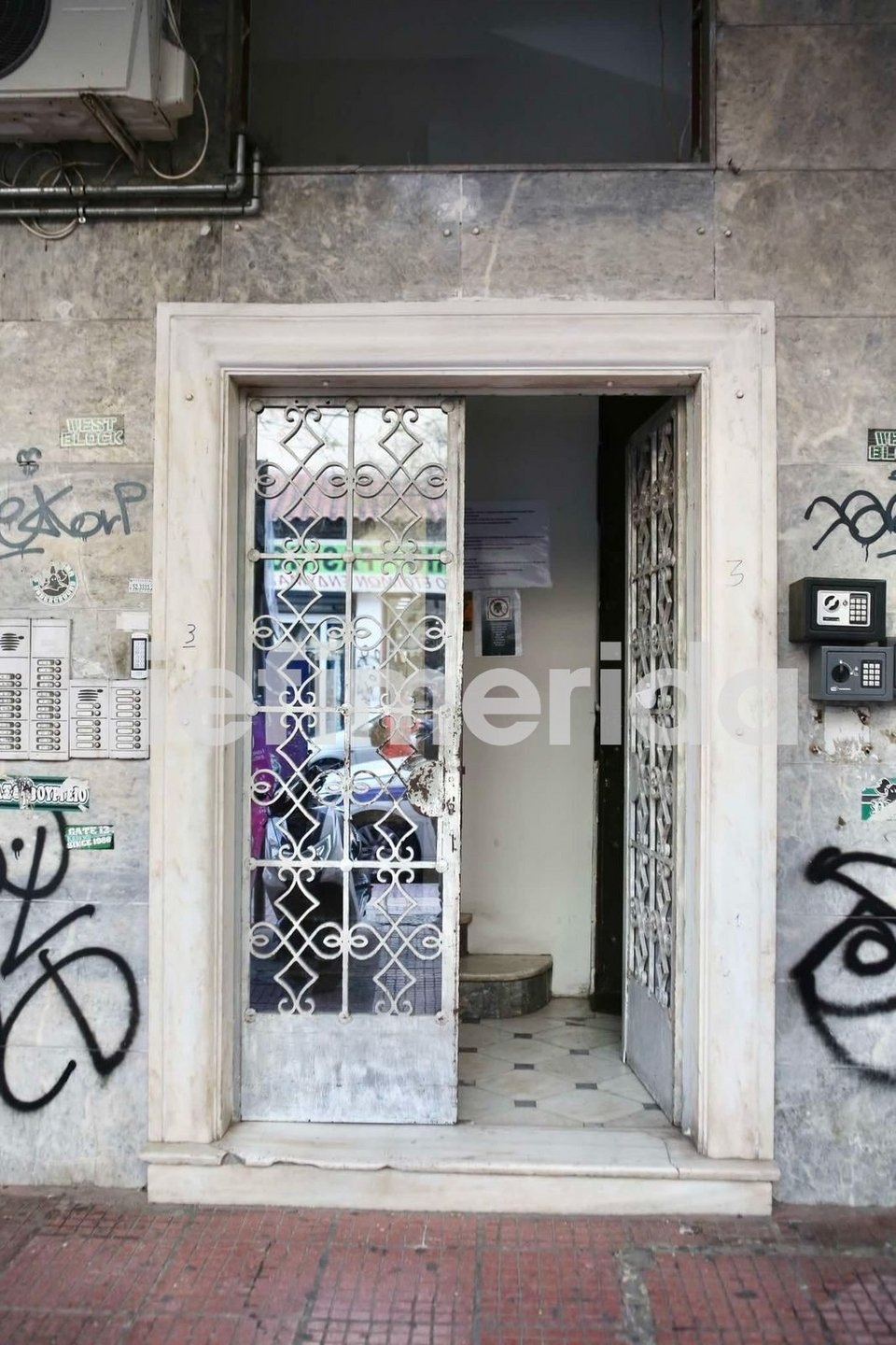 Η είσοδος της πολυκατοικίας