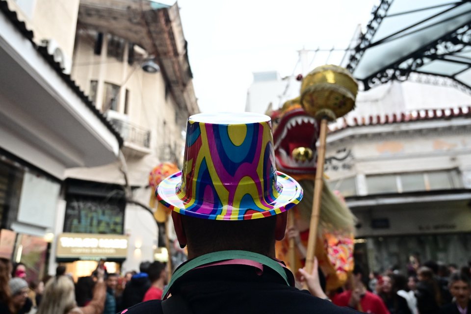 Πολύχρωμο καπέλο στο καρναβάλι της Αθήνας/Eurokinissi