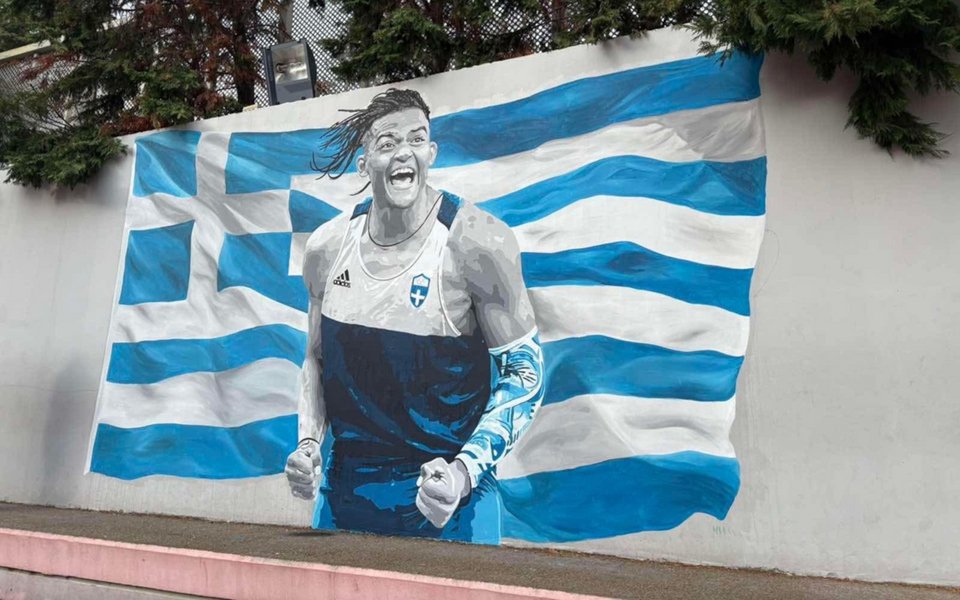 Η τοιχογραφία με τον Εμμανουήλ Καραλή να πανηγυρίζει