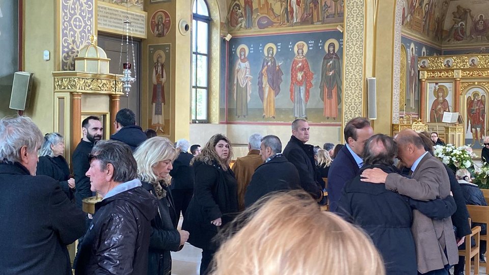 Στην εκκλησία για το τελευταίο αντίο στον Αλέξη Κούγια και η αδελφή της Ρούλας Πισπιρίγκου, Δήμητρα, την υπόθεση της οποίας είχε αναλάβει ο ποινικολόγος.