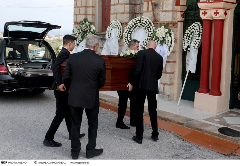 Η σορός της Καίτης Κωνσταντίνου έφτασε στον ιερό ναό