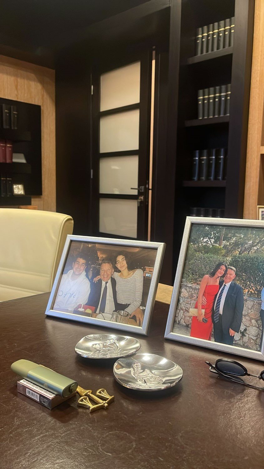 Η φωτογραφία που δημοσίευσε ο γιος του Αλέξη Κούγια από το γραφείο του