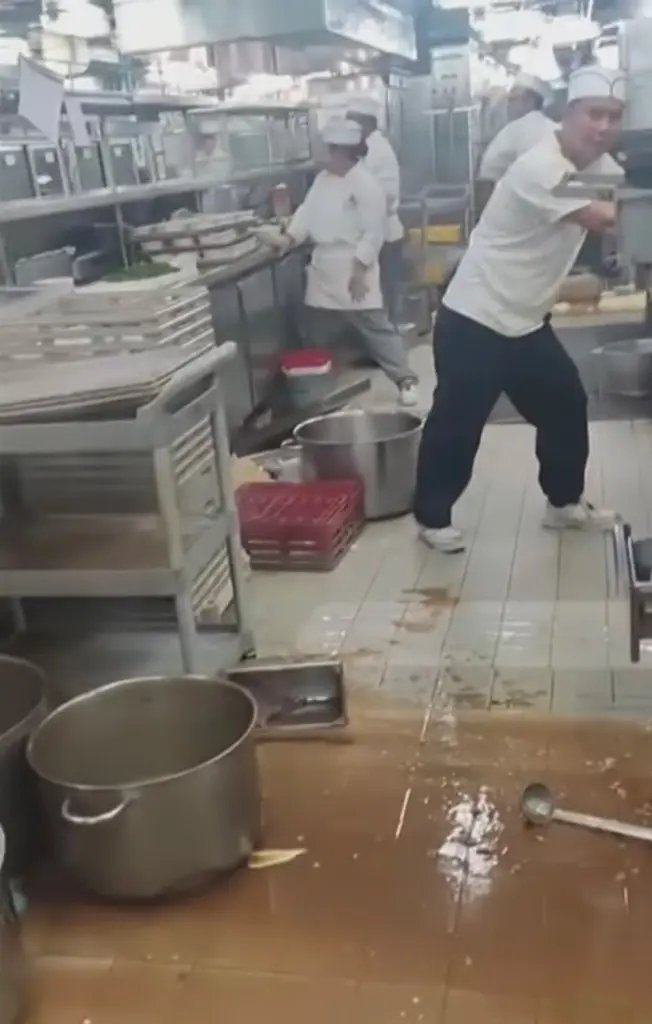 Οι μάγειρες κρατιούνται από τους πάγκους για να ισορροπήσουν 