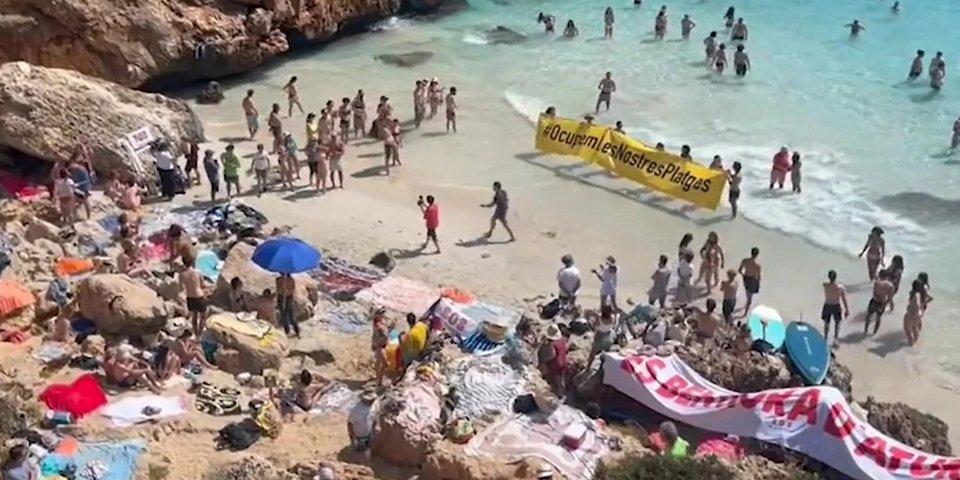 Ντόπιοι κάτοικοι της Μαγιόρκα διώχνουν τους τουρίστες από τις παραλίες τους