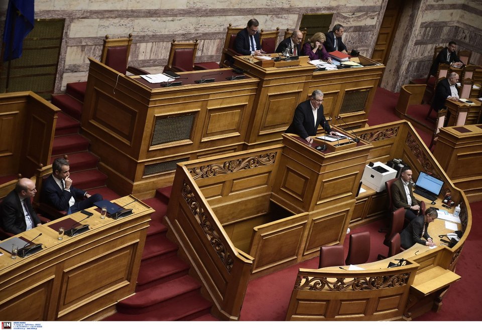 Ο πρωθυπουργός Κυριάκος Μητσοτάκης παρακολουθεί την αγόρευση του γ.γ. της ΚΕ του ΚΚΕ Δημήτρη Κουτσούμπα / Φωτογραφία: Intimenews/ΒΛΑΣΣΟΠΟΥΛΟΥ ΙΣΜΗΝΗ