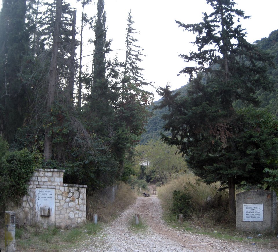 To ιστορικο μονοπάτι περνά από την πύλη της οινοποιίας Achaia Clauss