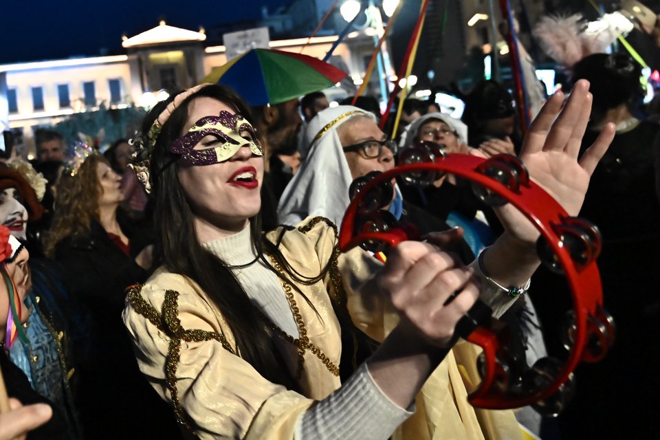 Εντυπωσιακές στολές και μουσική στο καρναβάλι της Αθήνας/Eurokinissi
