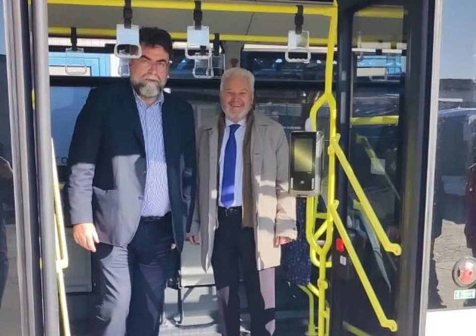 O Βασίλης Οικονόμου με τον κ. Ταγγίρη κατά την επιθεώρηση των λεωφορείων / Φωτογραφία: υπουργείο Μεταφορών