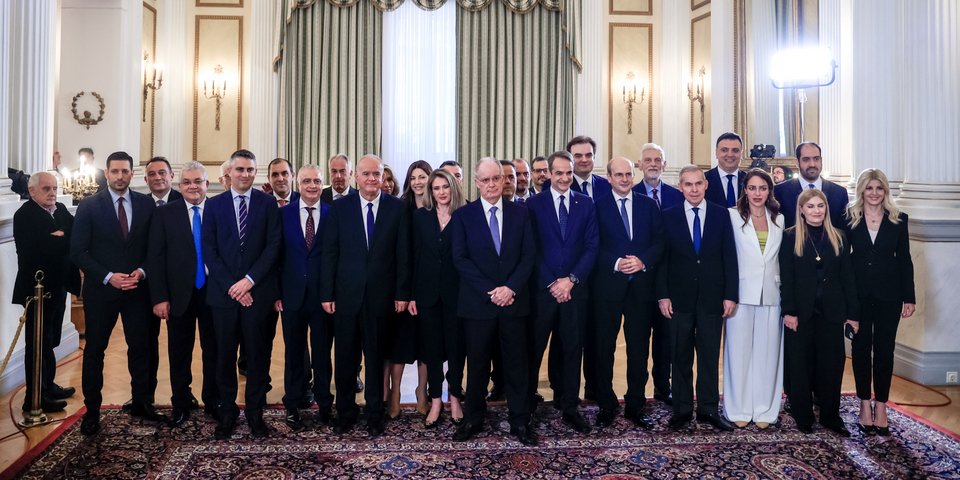 Η οικογενειακή φωτογραφία του Προέδρου της Δημοκρατίας με τον Πρωθυπουργό και τους νεοορκισθέντες υπουργούς