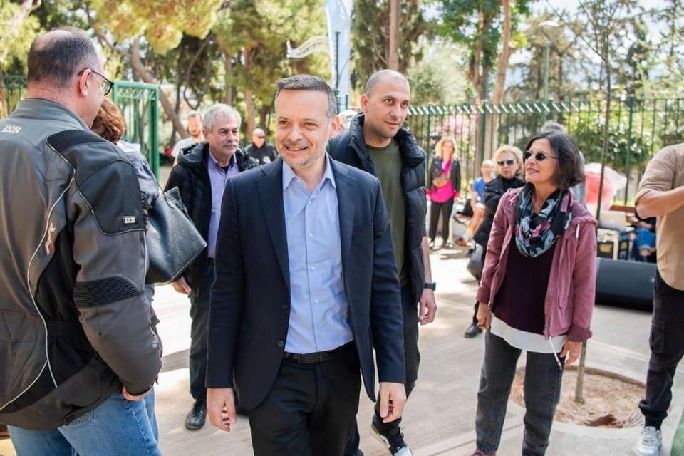 Ο δήμαρχος Αθηναίων Χ. Δούκας στην παιδική χαρά του Λυκαβηττού