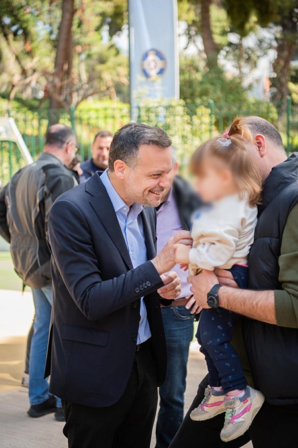 Ο δήμαρχος Αθηναίων Χ. Δούκας στην παιδική χαρά του Λυκαβηττού
