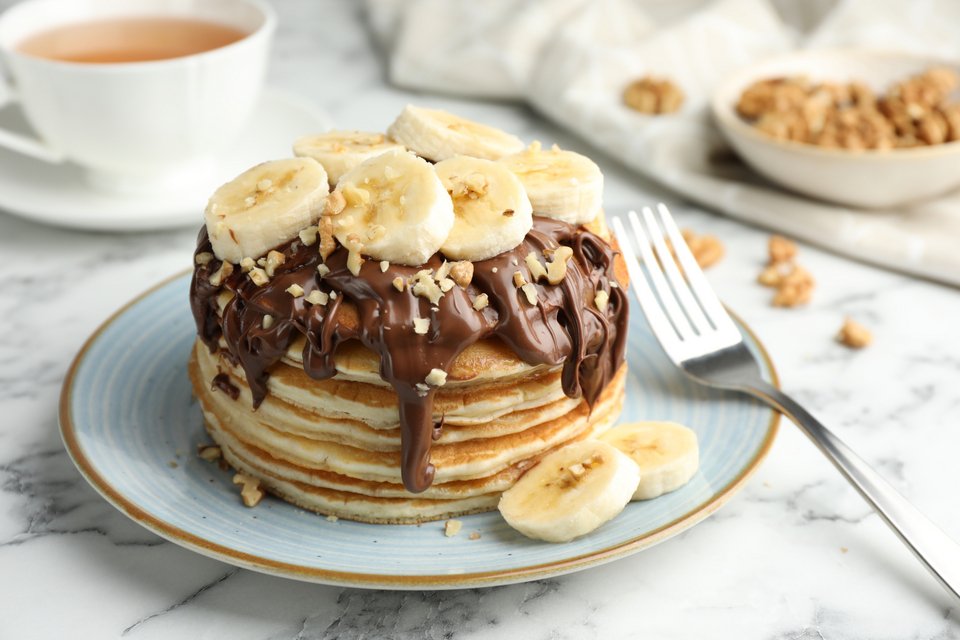 Pancakes με πραλίνα φουντουκιού, μπανάνα και καρύδια