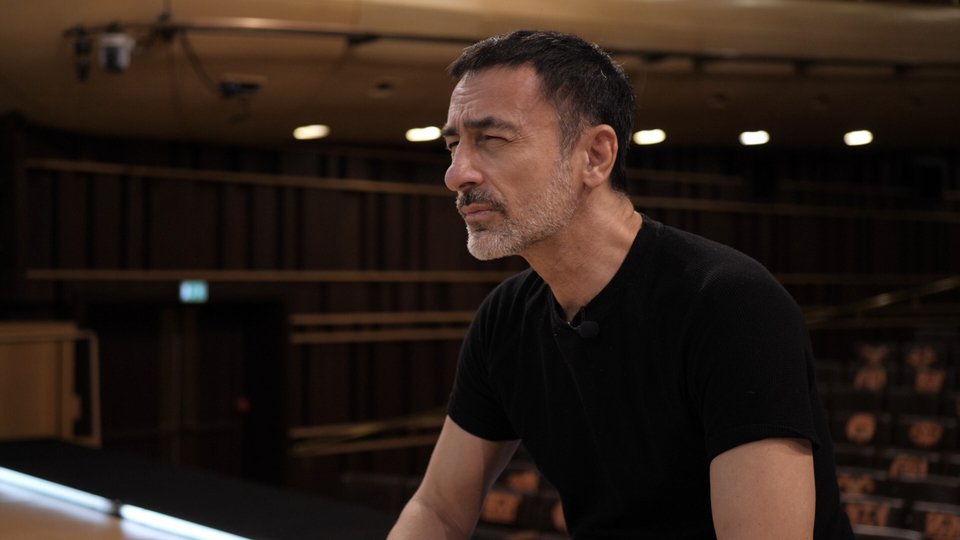 Η κάμερά της κατέγραφε επί δύο χρόνια σκηνές από τις πρόβες στη Στέγη κατά τη διάρκεια της πανδημίας και τις παραστάσεις στο Παρίσι, στο Λονδίνο, στο Βίλνιους και σε άλλους διεθνείς προορισμούς έως και την τελευταία παράσταση στο Σαν Φρανσίσκο