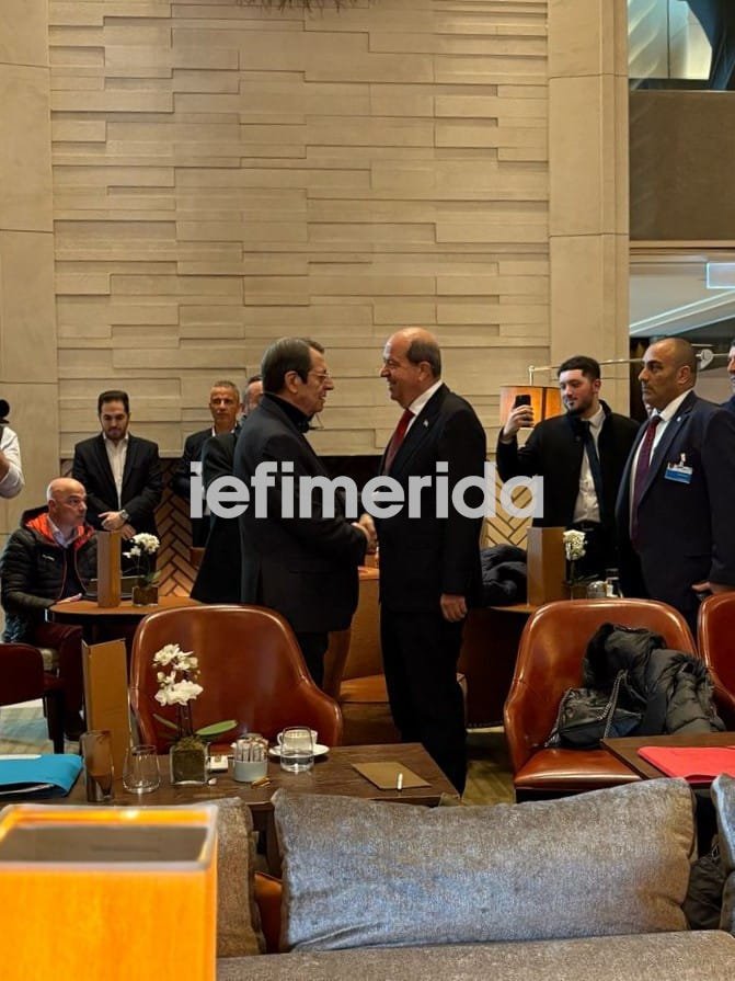 Σύντομο τετ-α-τετ του πρώην Προέδρου της Κύπρου Νίκου Αναστασιάδη με τον Τουρκοκύπριο ηγέτη Τατάρ