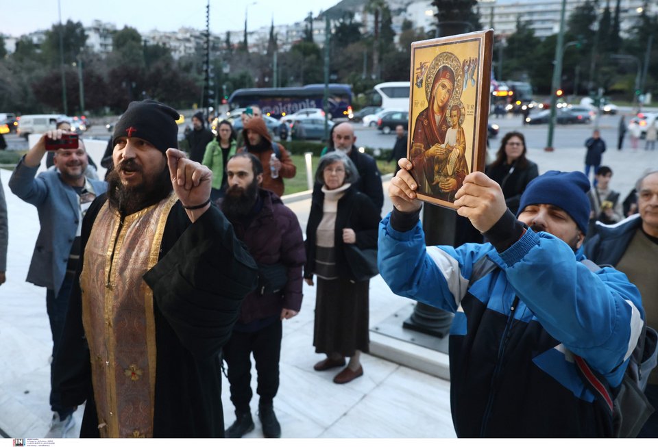 Υπερορθόδοξοι έξω από την Πινακοθήκη / Φωτογραφία INTIME