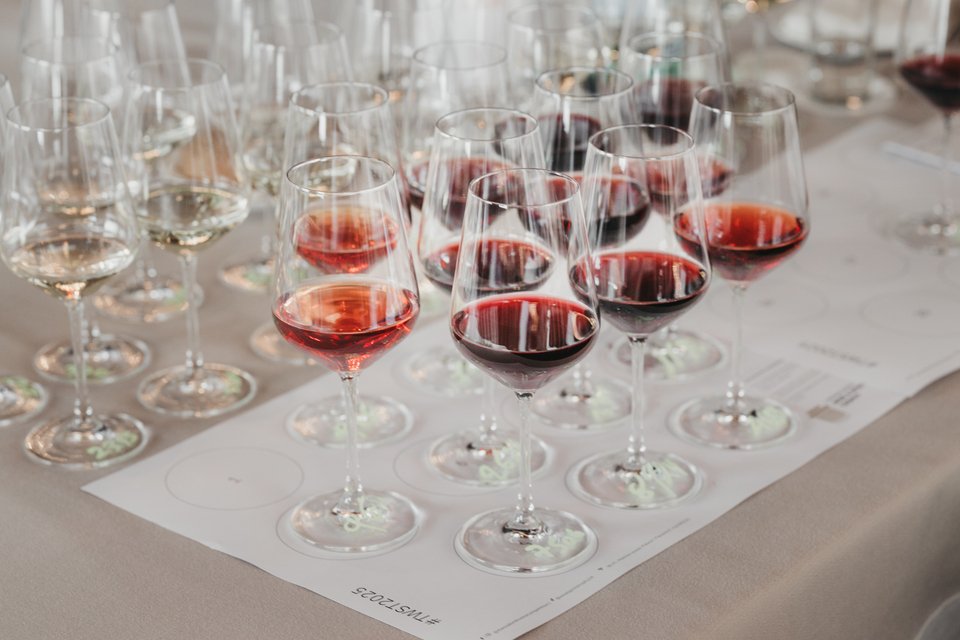 Αμέτρητα ποτήρια κρασί, τραπέζια με έξι ομάδες από wine experts δοκιμάζουν «τυφλά» χωρίς να γνωρίζουν ποιο κρασί έχουν μπροστά τους
