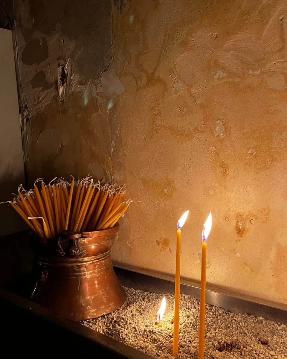 Κεριά στη σπριτζερία Προφήτης στο Παγκράτι / Φωτογραφία: profitis_spritzeria/Instagram