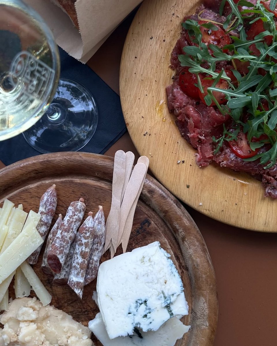 Πλατό τυριών και αλλαντικών από Ιταλία και Ελλάδα / Φωτογραφία: profitis_spritzeria/Instagram