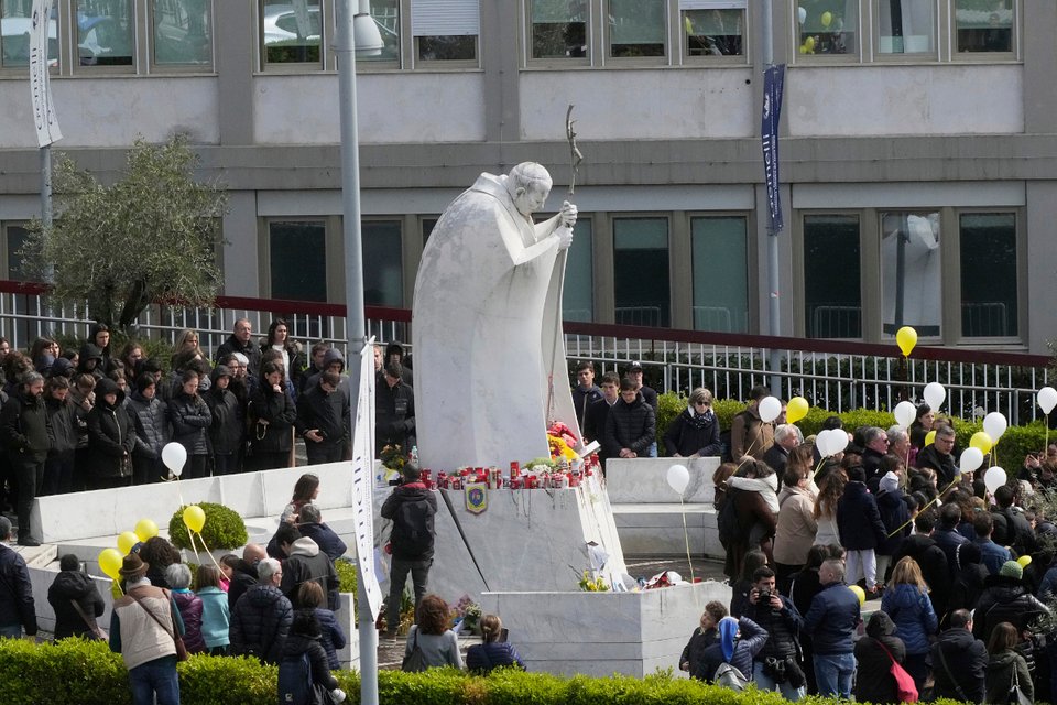 Πιστοί προσεύχονται για τον πάπα Φραγκίσκο έξω από το νοσοκομείο όπου νοσηλεύεται/AP